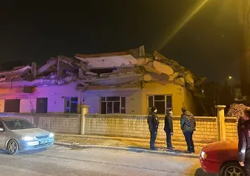 Malatya'da hasarlı 4 katlı bina çöktü
