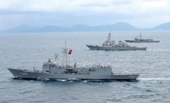Savaş gemileri Akdeniz’e iniyor! Türkiye yeni Navtex ilan etti...