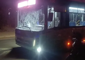 Yolun karşısına geçerken halk otobüsü çarptı! Olay yerine ekipler sevk edildi