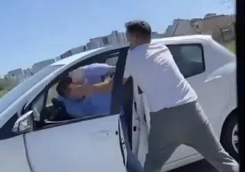İki sürücü trafikte birbirine girdi! Yere yatırıp yumrukladı