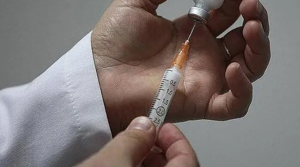1613765250002.jpg Şeytanın bile aklına gelmez! ABD'de iki kadın koronavirüs aşısı olabilmek için "yaşlı"' gibi giyinip hastaneye gitti - 3