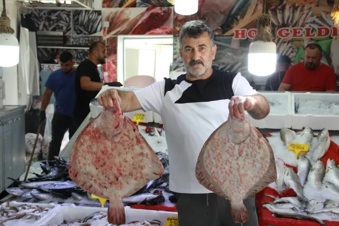 Balıkçı tezgahları rengarenk! Alıcının da satıcının da yüzü gülüyor - 2