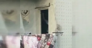 Çocuğunu tavana asarak dövdü!