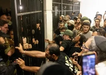 İsrail'de askeri üs işgal edildi! İsyan giderek büyüyor