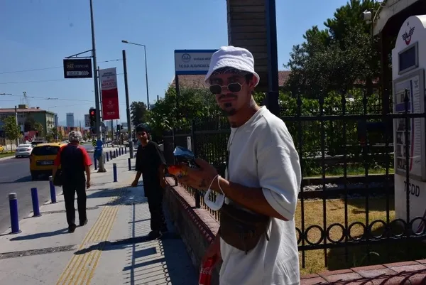 Maskesini kolunda taşıyan garsondan kan donduran sözler: 'Tek yaşıyorum ölsem de kendim ölürüm' - 3