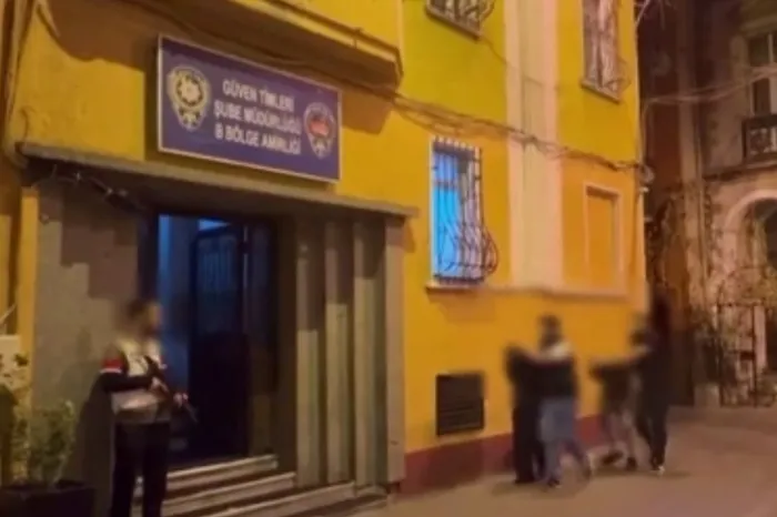 beyoglunda-pes-dedirten-olay-sara-nobeti-geciren-adamin-telefonunu-caldilar-1764526166389.jpg Polis ekiplerinin yaptığı titiz çalışma sonucu o vicdansız yakalanarak tutuklandı (İHA)