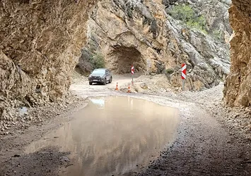 132 yıllık taş yol suyla doldu