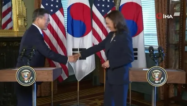 ABD Başkan Yardımcısı Kamala Harris’in yaptığı hareket olay oldu! Güney Kore Devlet Başkanı Moon Jae-in... - 4