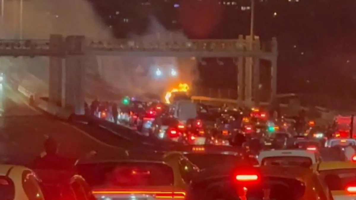 15 Temmuz Şehitler Köprüsü araç yangını! Alev alev yandı