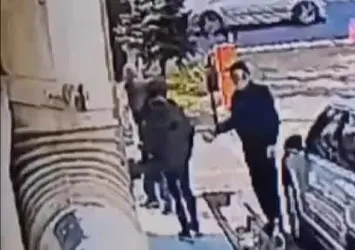 Kadını tek yumrukla yere serdi