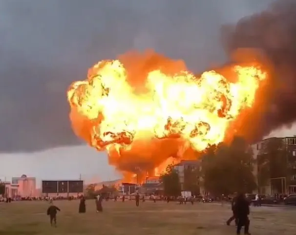 Çeçenistan Grozni’de benzin istasyonunda büyük patlama: Alevler gökyüzünü kapladı