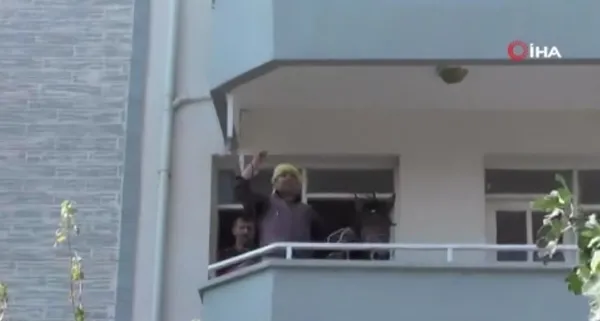 izmirde-tuhaf-olay-atina-binip-balkona-cikti-1638448112110.jpg