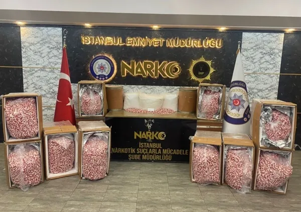 son-dakika-icisleri-bakani-ali-yerlikaya-duyurdu-16-ilde-uyusturucu-operasyonu-99-kisi-yakalandi-1695795448191.jpg Son dakika: İçişleri Bakanı Ali Yerlikaya duyurdu! 16 ilde uyuşturucu operasyonu: 99 kişi yakalandı - 4