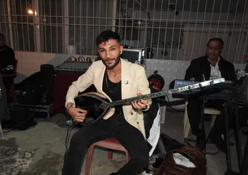 Gaziantep'teki bir düğünde saldırıya uğrayan müzisyen Erdal Erdoğan HDP'nin provokasyonuna geçit vermedi: Türk-Kürt sorunu yoktur! Hepimiz kardeşiz