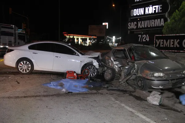 Son dakika: Manisa'daki can pazarında korkunç iddia! İki otomobil çarpıştı: 4 ölü, 2 ağır yaralı! - 4