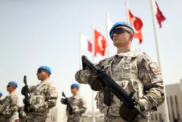 Milli Savunma Bakanı Hulusi Akar Katar’da görevli Mehmetçik ile bir araya geldi