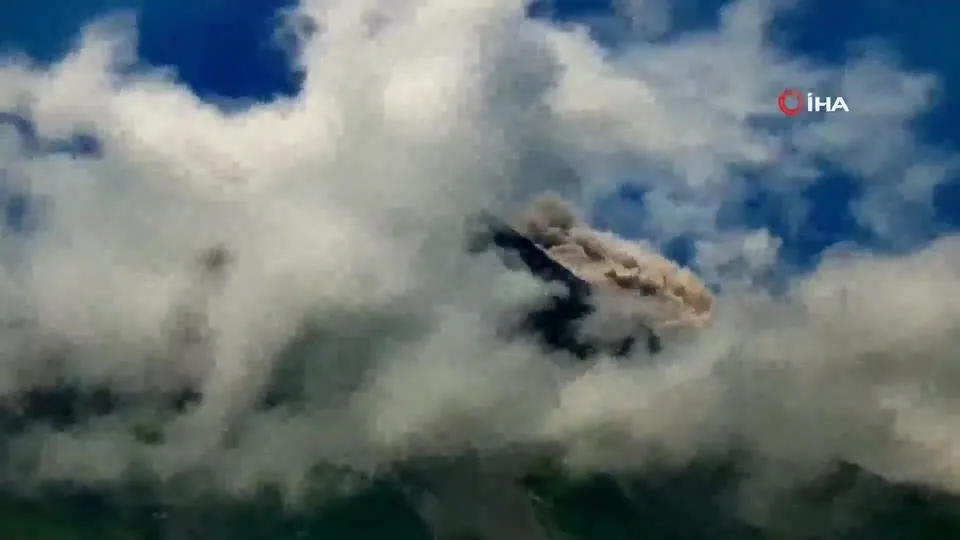 Son dakika: Endonezya’daki Merapi Yanardağı harekete geçti