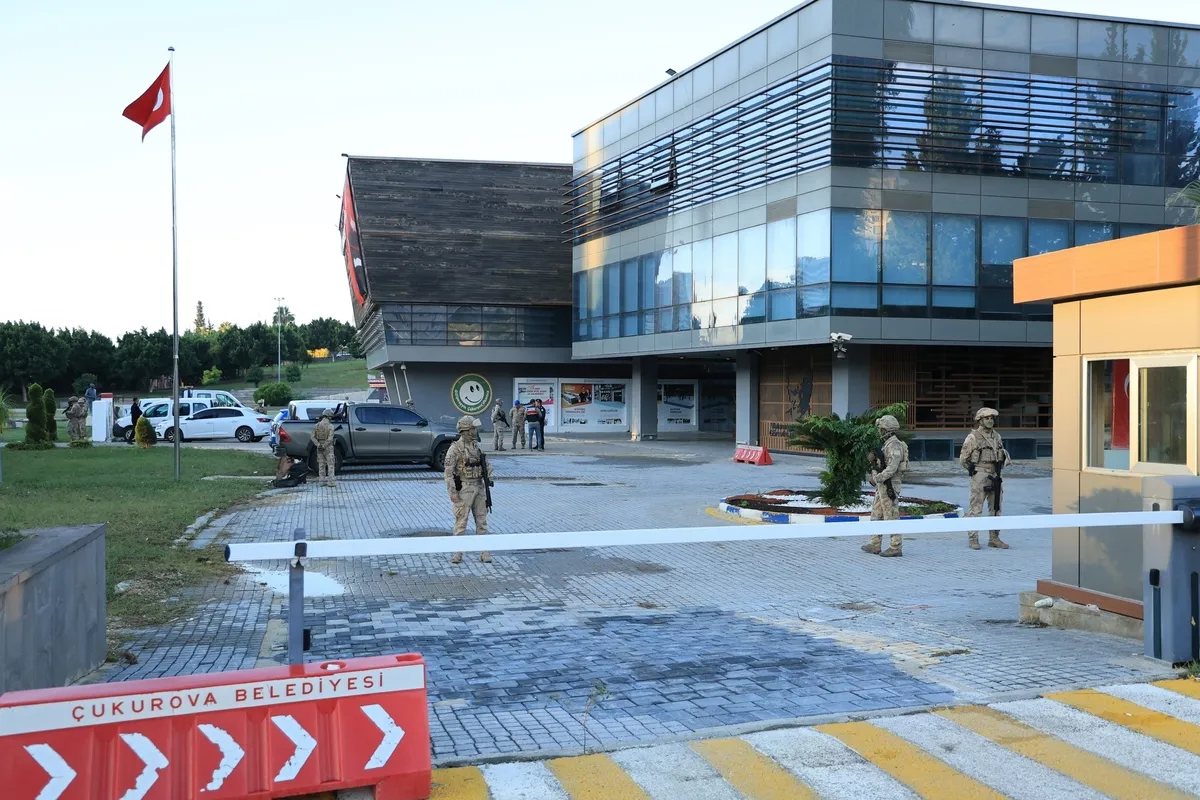 CHP'li Çukurova Belediyesi'ne rüşvet ve yolsuzluk operasyonu: Başkan Kozay ve eski başkan Çetin de gözaltında - 2