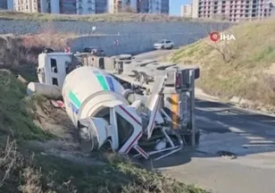 Virajı alamayan beton mikseri yan yattı
