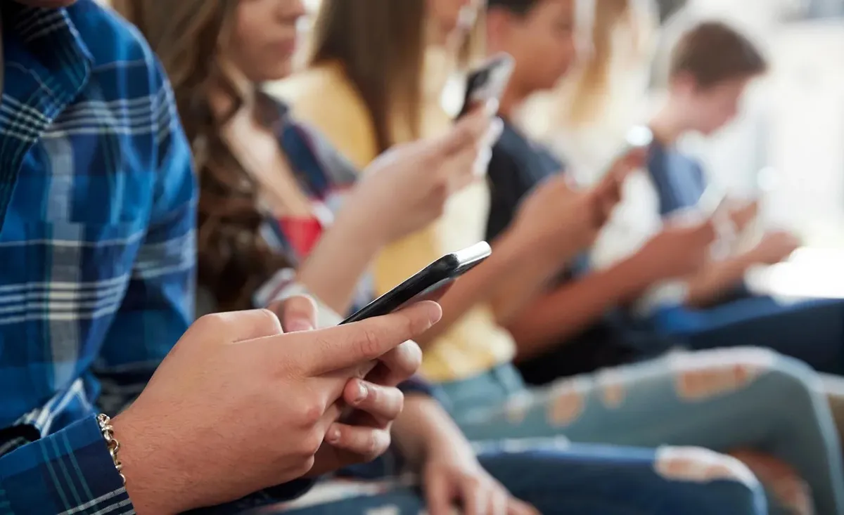 15-yas-altina-sosyal-medya-yasagi-icin-geri-sayim-1791522724855.jpg Akıllı telefon alarmı! Ekran başındaki çocuklar için kritik uyarı - 5
