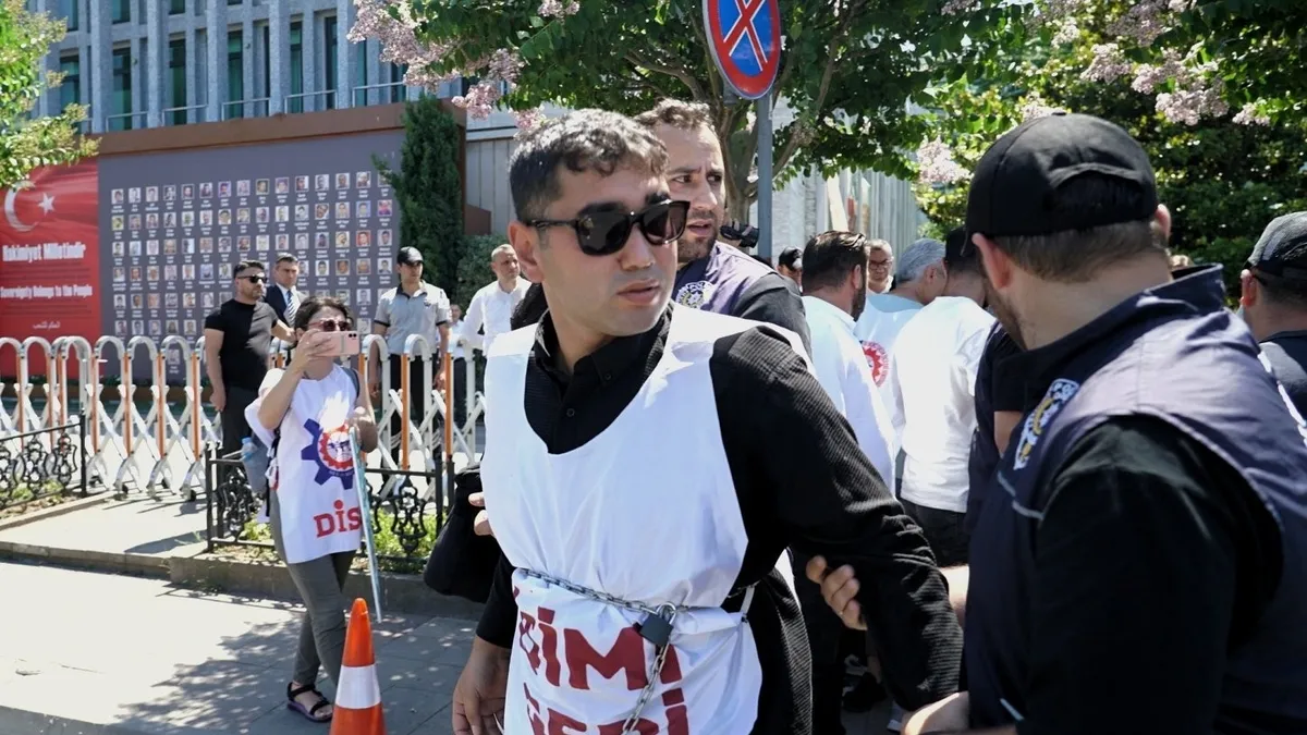İBB önünde zincirli eylem! Kendilerini korkuluklara bağladılar