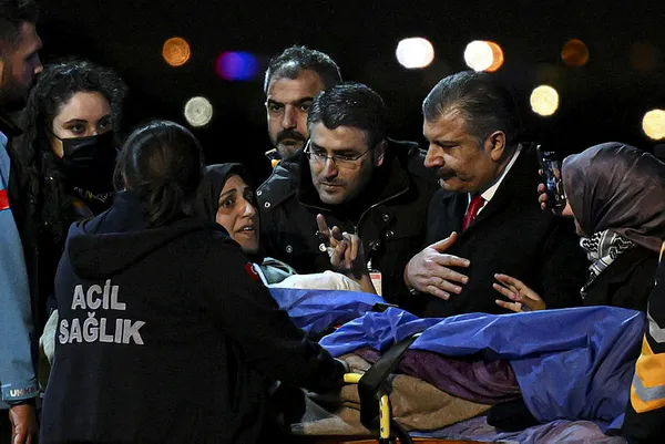 turkiyeden-filistinli-mazlumlara-can-eli-bakan-koca-turkiyeye-getirilen-hastalari-karsiladi-1702403773185.jpg Türkiye'den Filistinli mazlumlara can eli! Bakan Koca Türkiye'ye getirilen hastaları karşıladı - 5