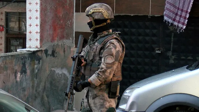 son-dakika-istanbulda-torbacilara-safak-vakti-operasyon-1592193149425.jpg Son dakika: İstanbul'da torbacılara şafak vakti operasyon! - 1