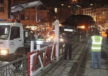 Karaköy'de araç tramvay durağına girdi!