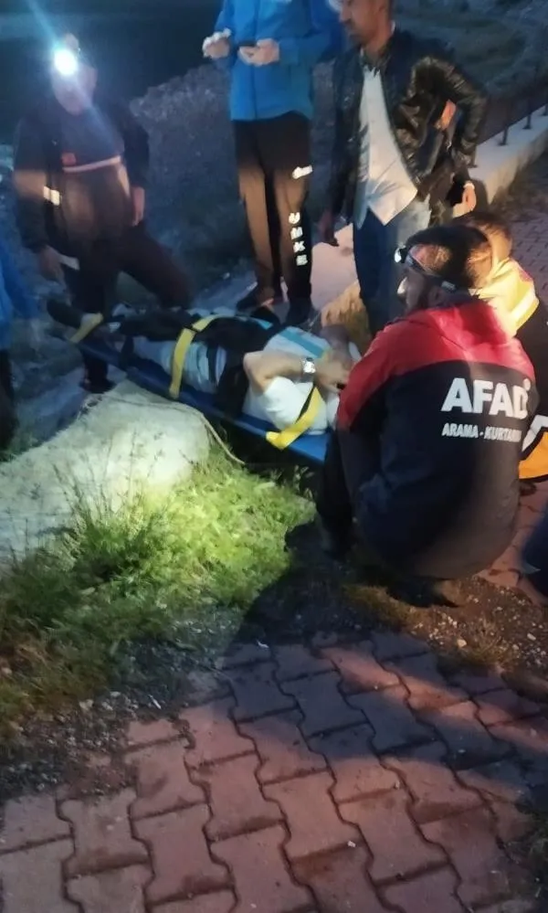 Tatvan'da minibüs şarampole yuvarlandı: 1 ölü, 11 yaralı - 4