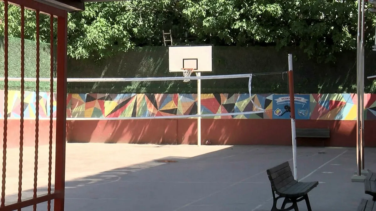 Eyüpsultan'da okuldan atılan öğrenci müdüre silahla atşe açtı