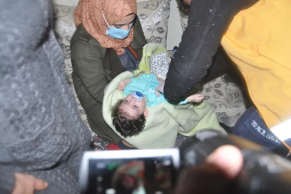 1611112247053.jpg Sağlıkçılar yoğun kara rağmen 7 aylık Abdurrahim Kırmızıtaş'a ulaştılar - 4