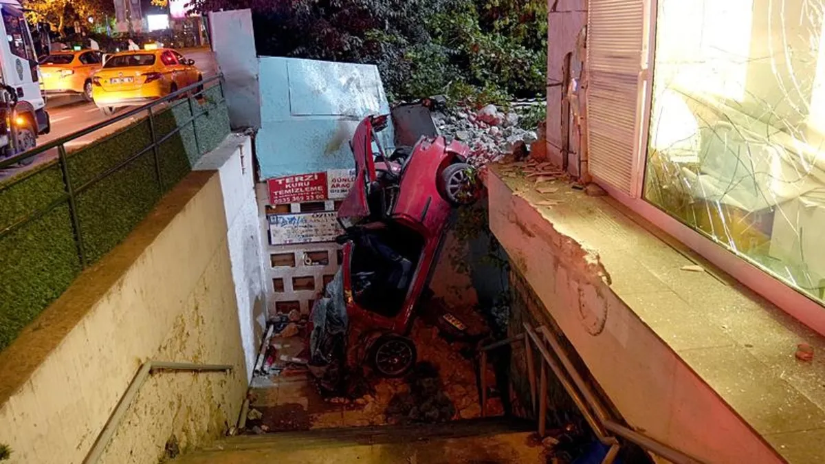 İstanbul'da otomobil merdiven boşluğuna uçtu! 1'i ağır 3 yaralı