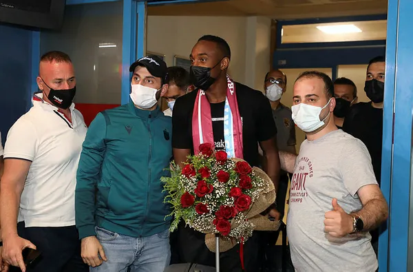 1624829994788.jpg Trabzonspor'un yeni transferi Fode Koita Trabzon'a geldi! Golcü oyuncu çiçeklerle karşılandı - 2