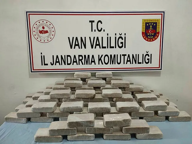 vanda-bos-arazide-ve-olu-at-sirtinda-102-kilo-eroin-ele-gecirildi-1620655968574.jpg Van'da boş arazide ve ölü at sırtında 102 kilo eroin ele geçirildi - 2