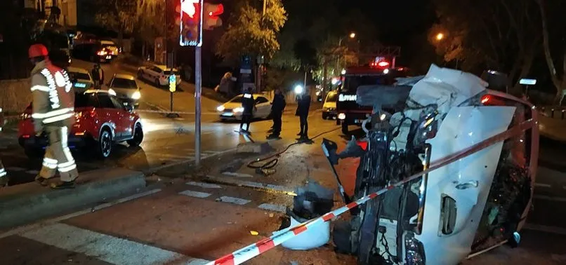 Sarıyer'de otomobille çarpışan minibüs devrildi: 2 yaralı