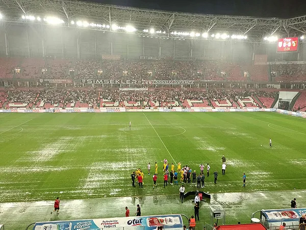 super-lig-macinda-saganak-engeli-samsunspor-istanbulspor-maci-12dakikada-durmak-zorunda-kaldi-1693759623618.jpg Süper Lig maçında sağanak engeli! Samsunspor-İstanbulspor maçı 12.dakikada durmak zorunda kaldı - 2