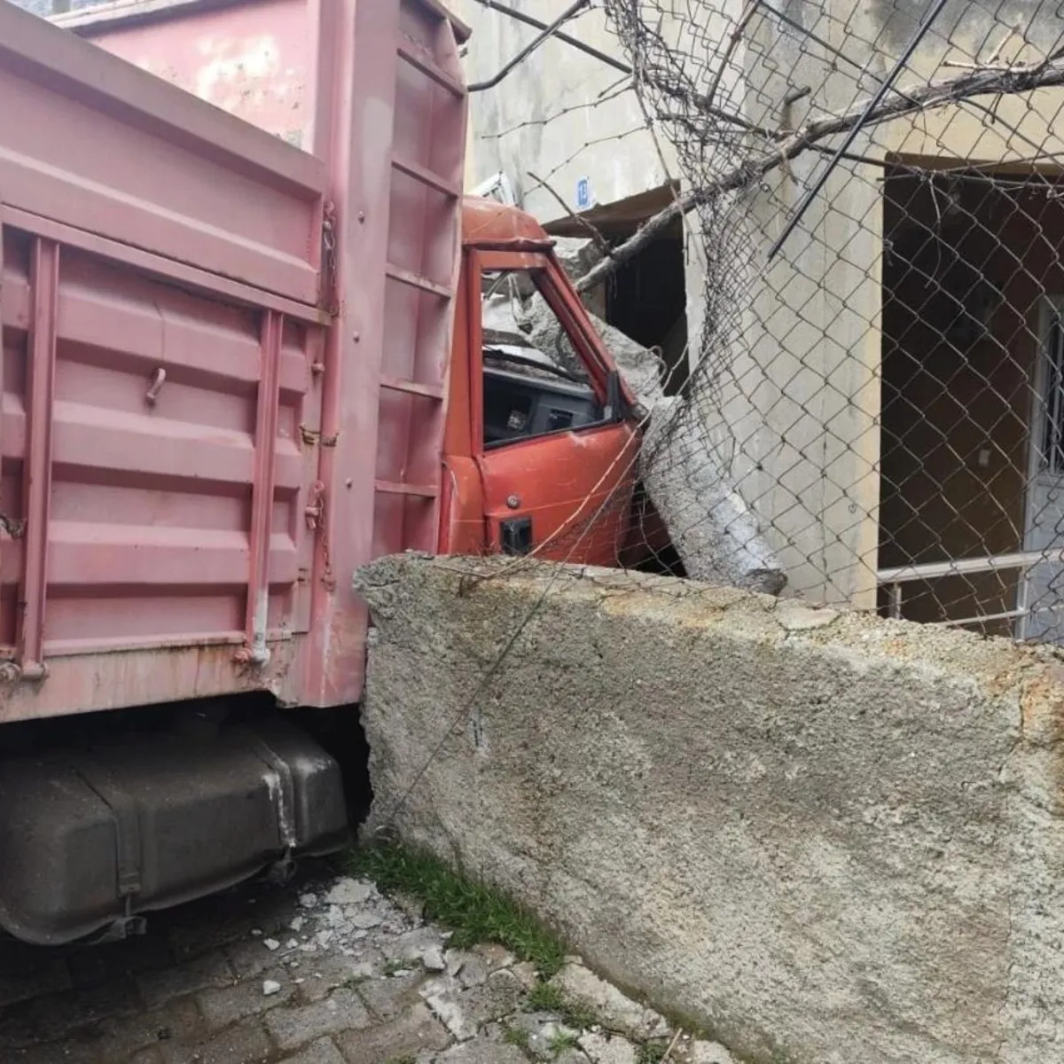 Yük kamyonu kontrolden çıktı: Duvarı aşıp eve daldı