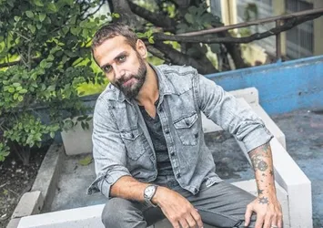 Şarkıcı Doğuş'tan kadına şiddete şarkılı tepki!