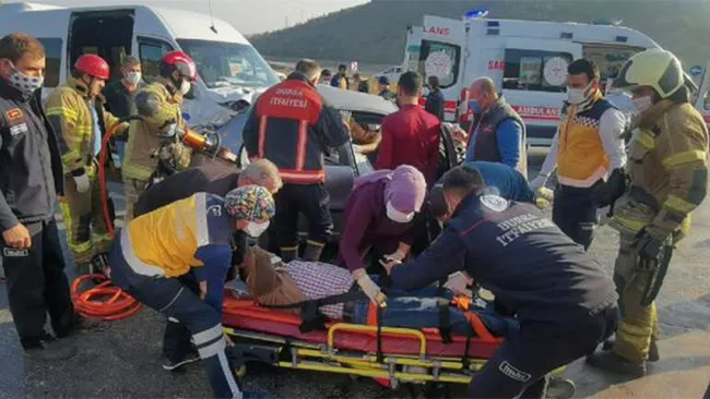 Bursa'da minibüs ile otomobil çarpıştı: 7 yaralı - 1