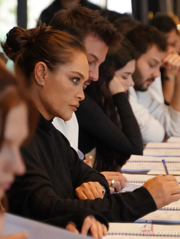 Hülya Avşar'ın maç keyfi: "Aynı Yağmur Altında" setinden paylaştı 3