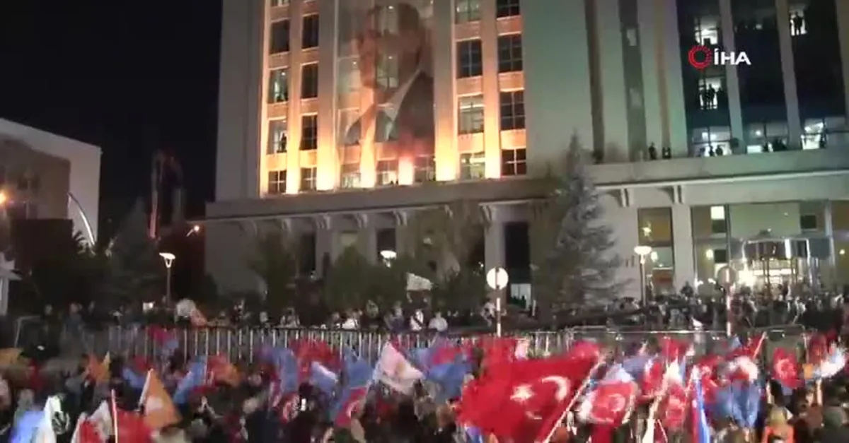 Ankaralıların AK Parti Genel Merkezi önünde bekleyişi sürüyor