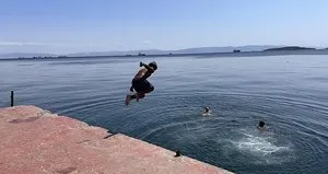 Serinlemek isteyen İstanbullu denize koştu