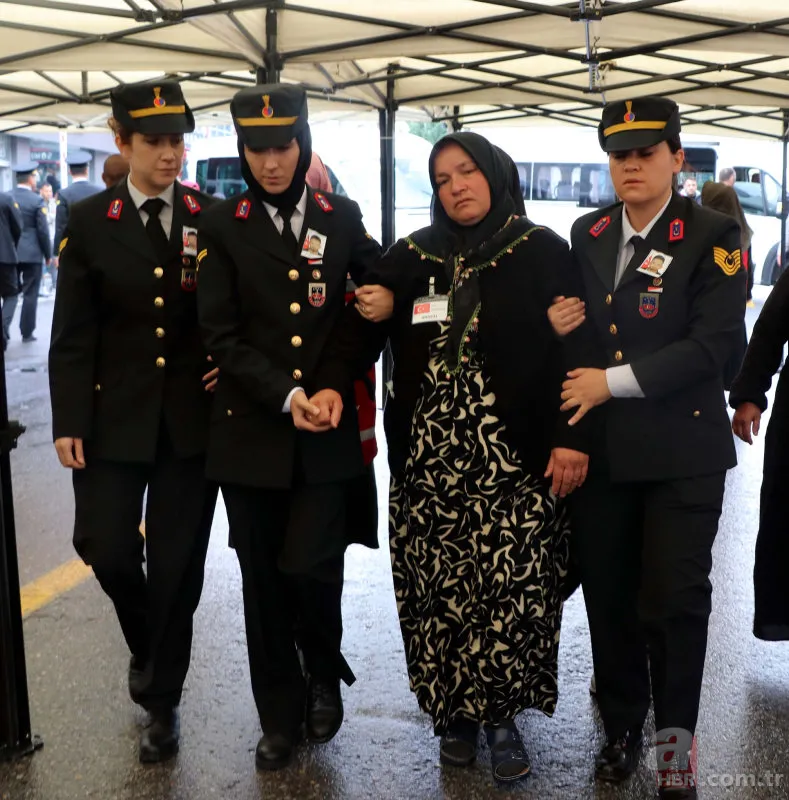 Teröristlerin aracını gasp edip, katlettiği veteriner hekim Mikail Bozlağan'a acı veda! Şehit babaya son bakış 10