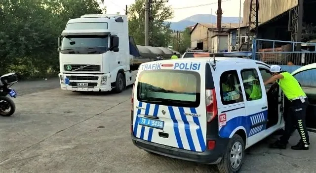 Karabük'te şoke eden olay! Polislerin üzerine tırı sürdü - 1