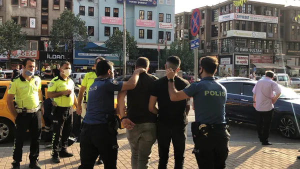 bursada-taksi-soforu-bicakli-saldiriya-ugradi-1632057924391.jpg Bursa’da taksi şoförü bıçaklı saldırıya uğradı! - 3