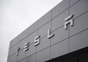 Tesla bayileri önünde Musk'a protesto: ABD'de gösteriler düzenleniyor