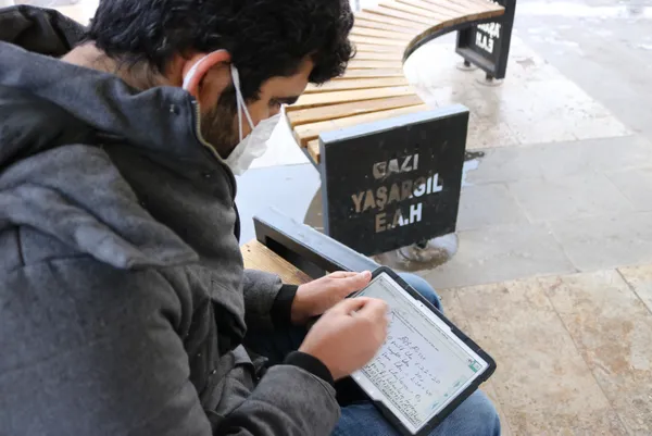 Vefakar öğretmen takdir topladı! Hem babasına baktı hem de hastane bahçesinde ders verdi - 1