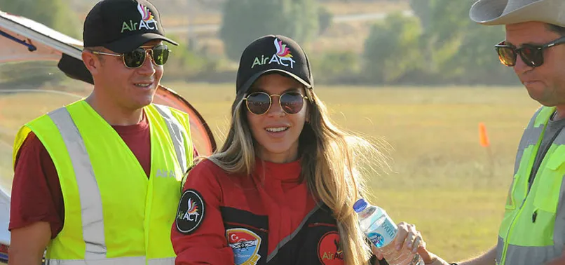 Türkiye’nin ilk kadın akrobasi pilotu ve yerli uçağımız Hürkuş izleyenleri mest etti