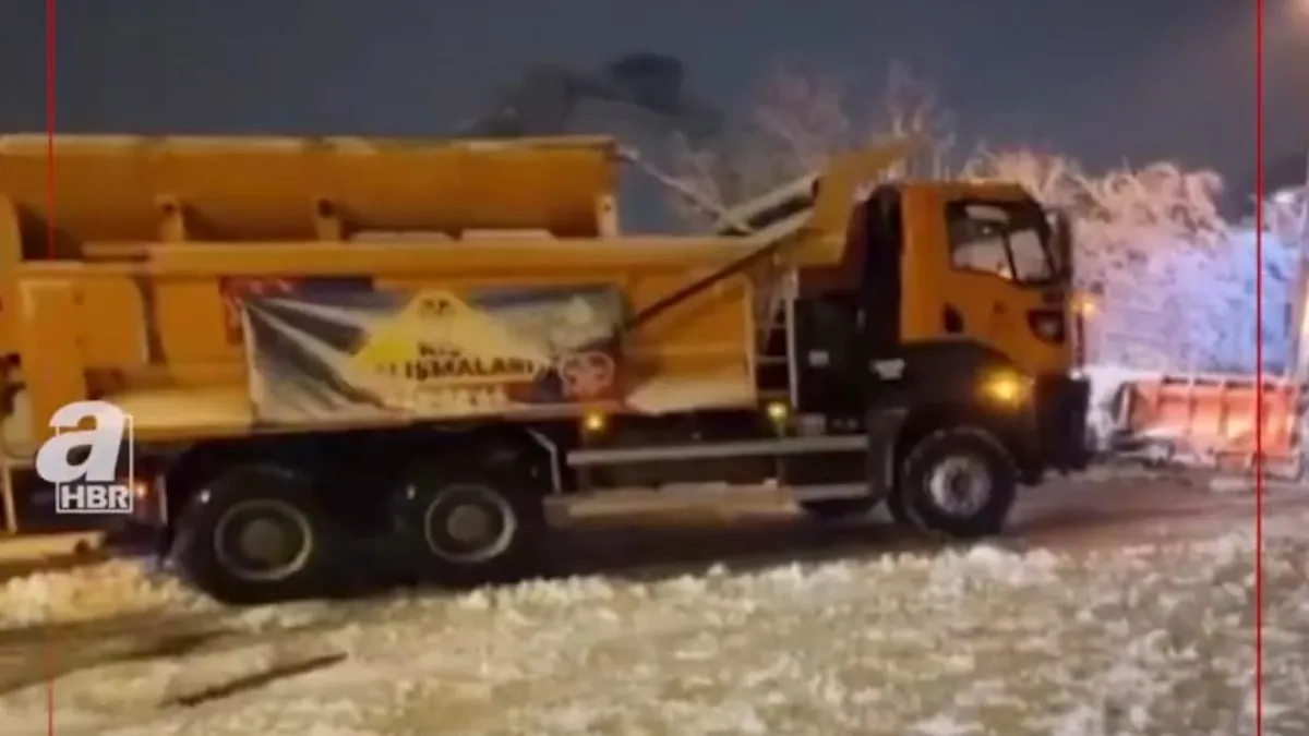 İBB kış çalışmalarında sınıfta kaldı! Yolu açmaya gelen İBB'nin kar küreme aracı yolda kaldı