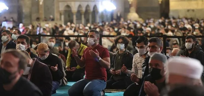 Vatandaşlar cuma için Ayasofya Camii’ne akın etti